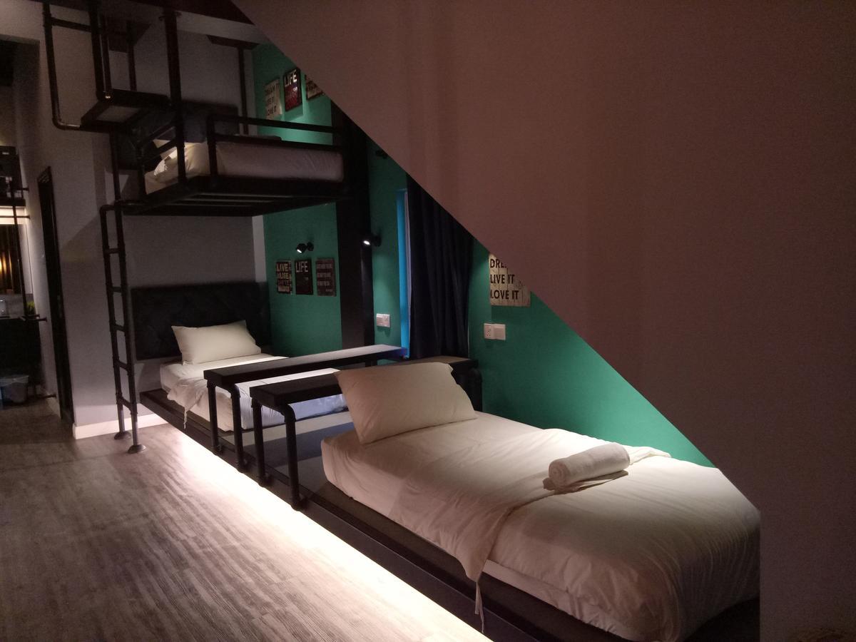 Tube Hotel Klebang Melaka Buitenkant foto
